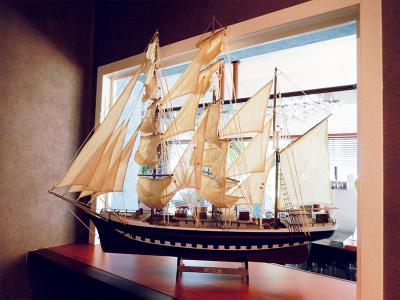 Una decoración sobre el tema de la hermosa nave Belem Hotel Saint Malo corsario de la Costa Esmeralda
